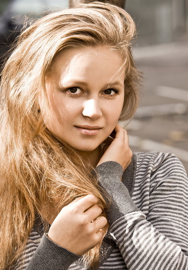 Микаэла, 24